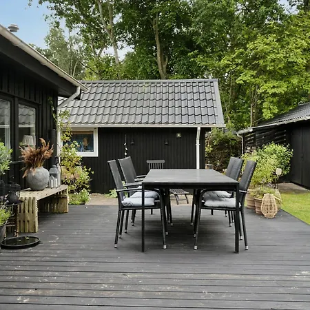 With Wild Garden Near Oster Hurup 펜션 *